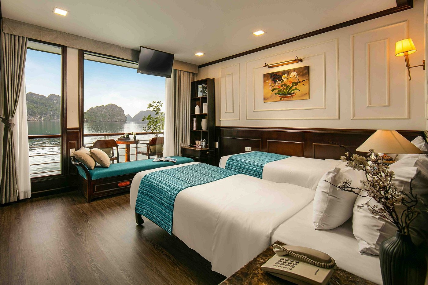 Phòng Premium Deluxe tầng hai với ban công nhìn toàn cảnh vịnh