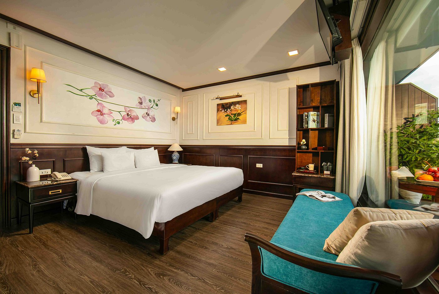 Phòng Deluxe sang trọng với ban công riêng hướng vịnh