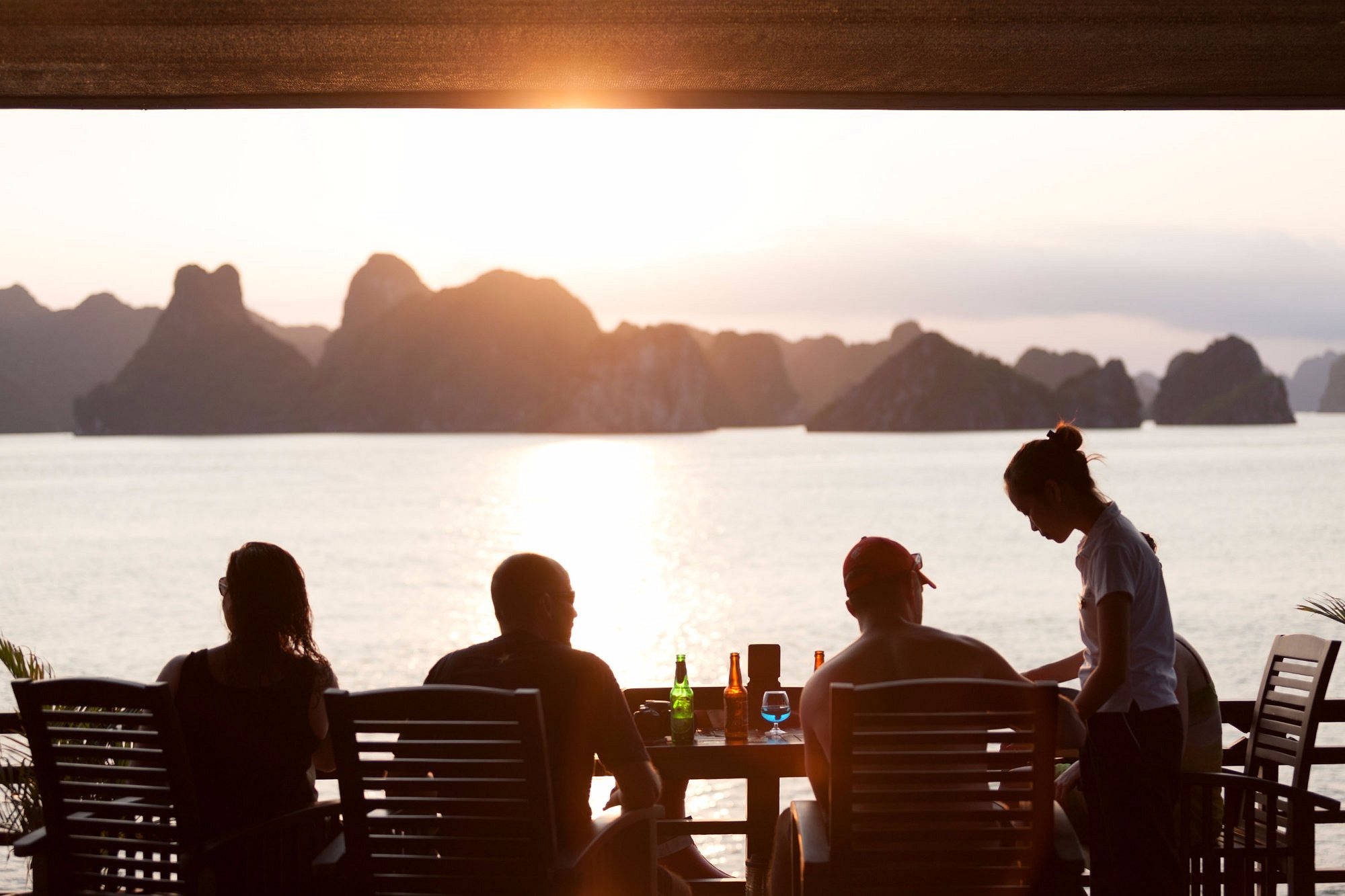 Du khách tận hưởng dịch vụ và trải nghiệm trên du thuyền
