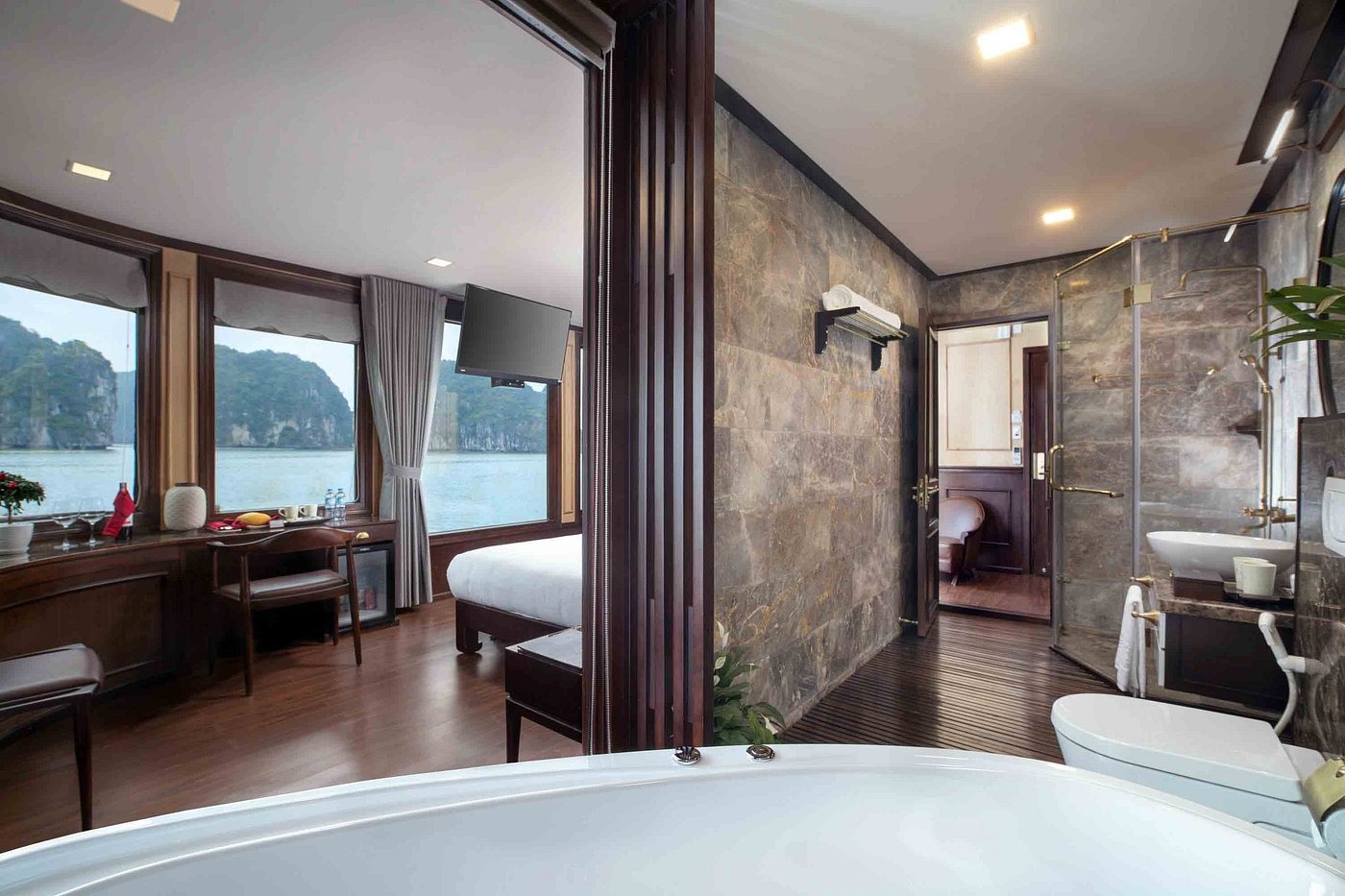 Phòng Family Deluxe rộng rãi với hai phòng kết nối cho gia đình