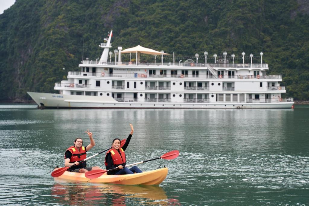 Du khách trải nghiệm chèo Kayak giữa vịnh biển