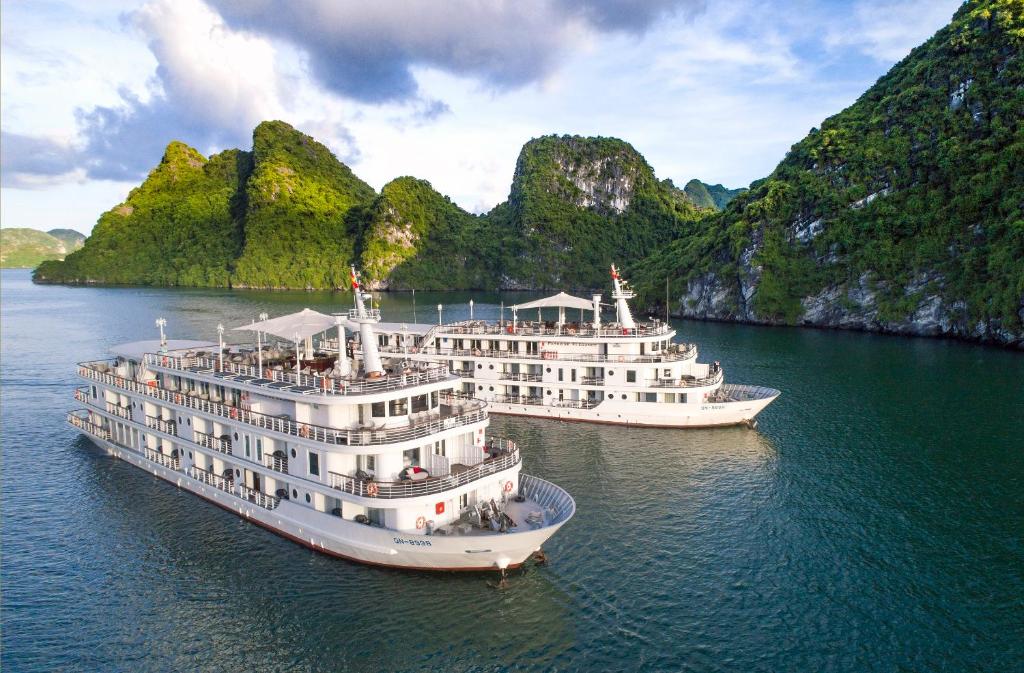 Paradise Elegance là du thuyền 5 sao lớn bậc nhất tại Vịnh Hạ Long