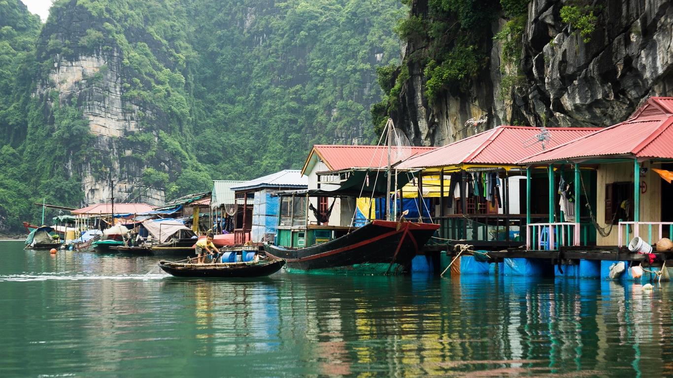 Làng chài Cửa Vạn yên bình, mang nét đặc trưng của làng chài cổ Bắc Bộ