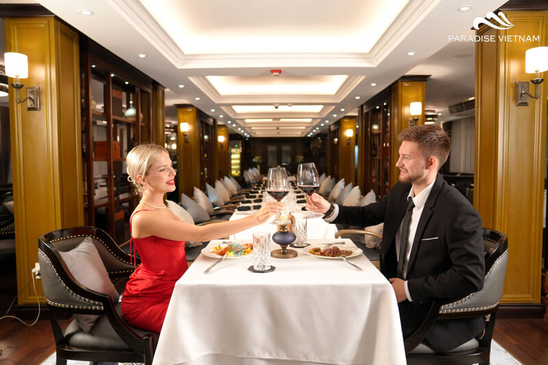 Du khách có cơ hội thưởng thức menu ẩm thực Á - Âu cuốn hút