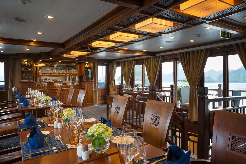 Nhà hàng thiết kế sang trọng, phục vụ menu Á - Âu hấp dẫn