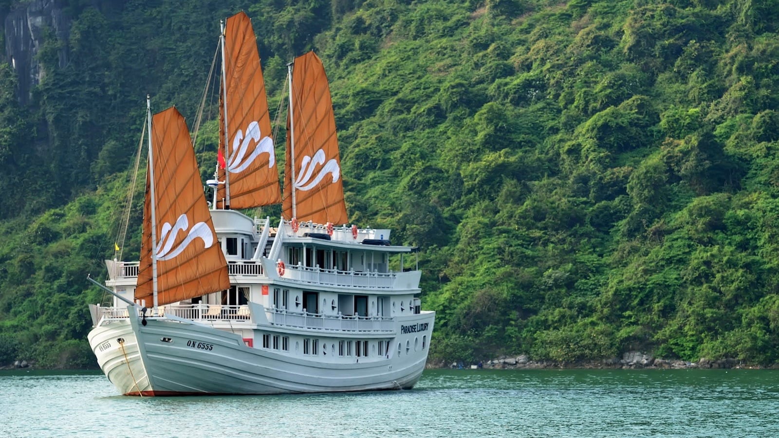 Du thuyền Paradise Peak đưa du khách khám phá vùng lõi Vịnh Hạ Long
