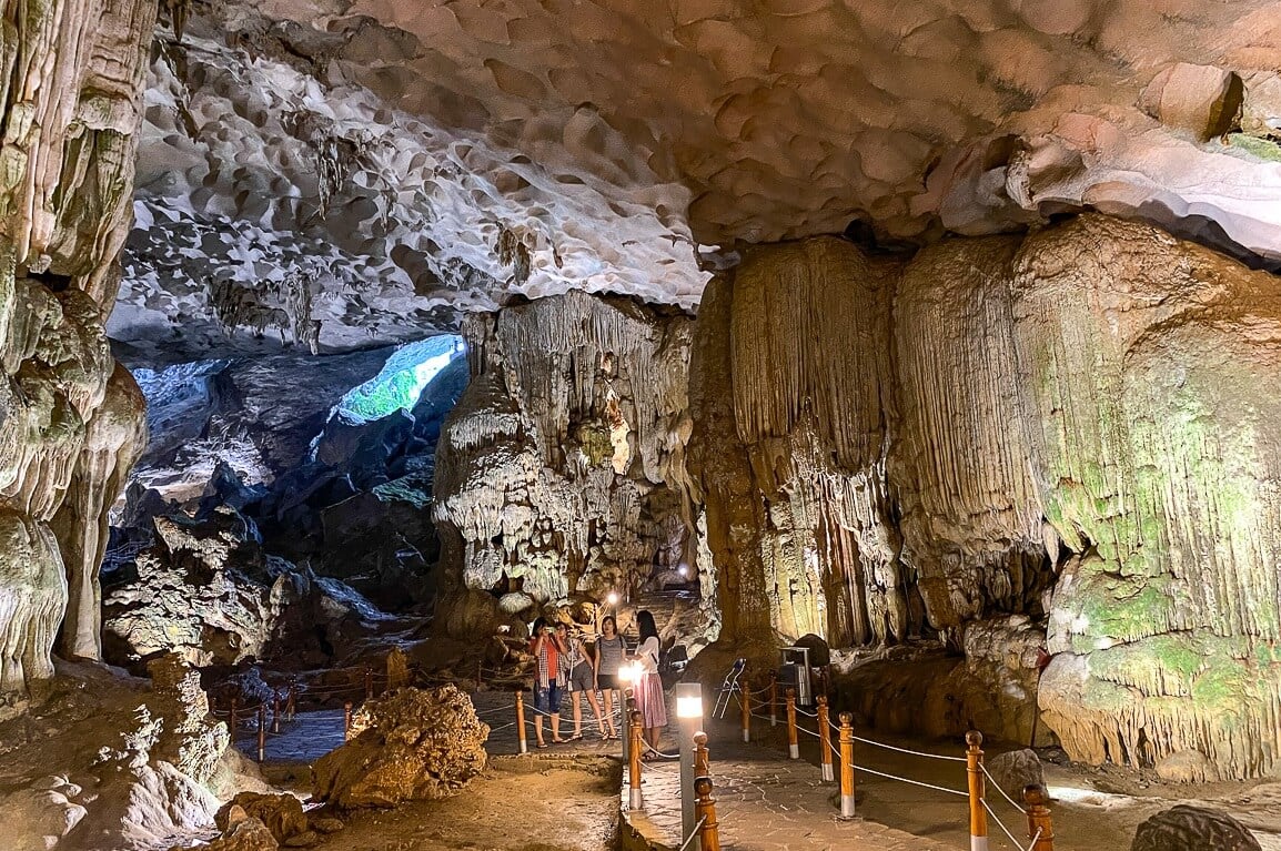 Hang Sửng Sốt là điểm đến không thể bỏ qua trong lịch trình 2N1Đ