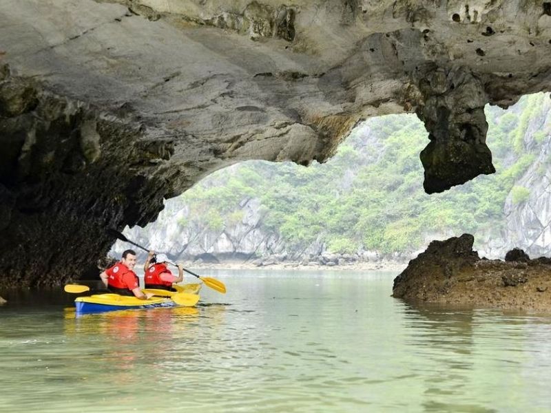 Tham quan hang Sửng Sốt - Một hang lớn và đẹp vào bậc nhất của vịnh Hạ Long