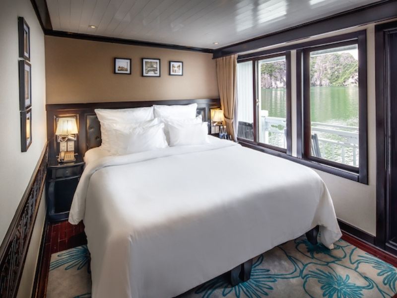Deluxe Balcony Cabin sở hữu ban công riêng giúp bạn hòa mình cùng thiên nhiên ngay trong chính không gian riêng tư.