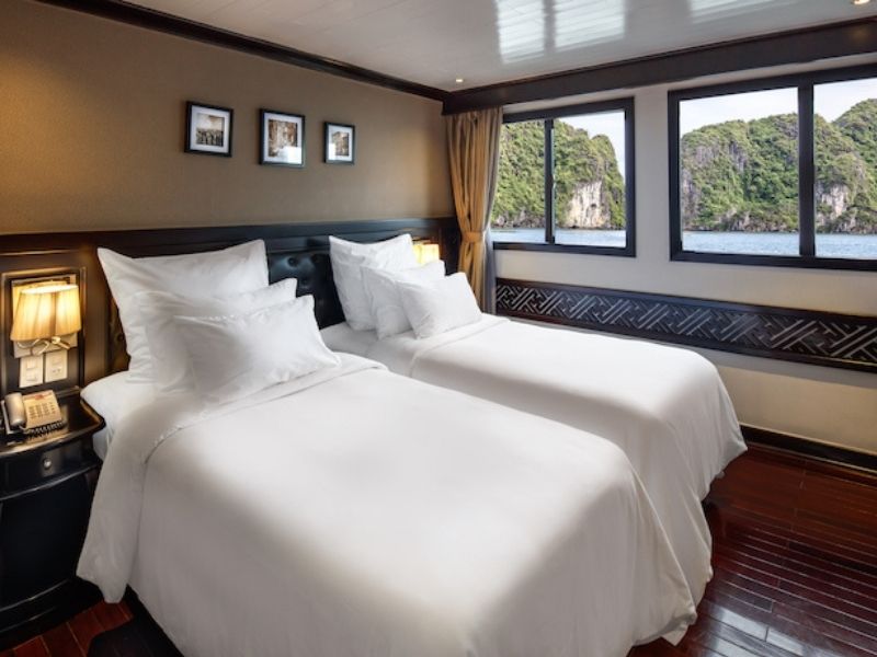Deluxe 1floor sở hữu cửa sổ rộng để thu trọn tầm nhìn không giới hạn ra vịnh kỳ quan.