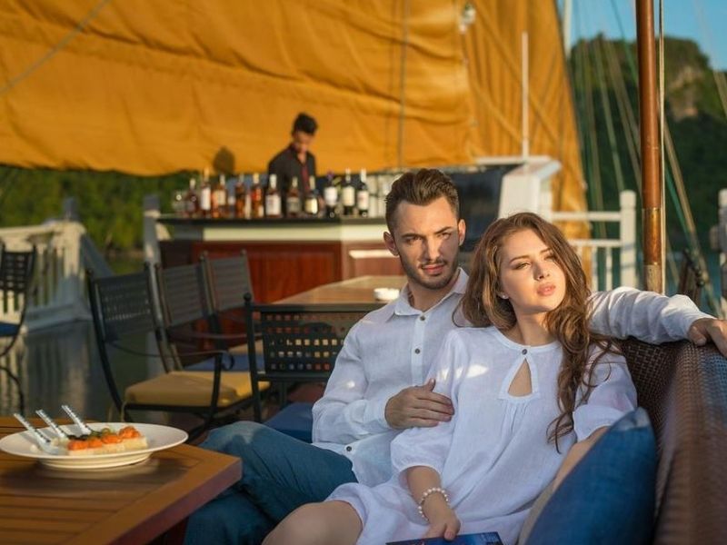 Du thuyền được nhiều du khách yêu thích và lựa chọn khi khám phá vịnh Hạ Long
