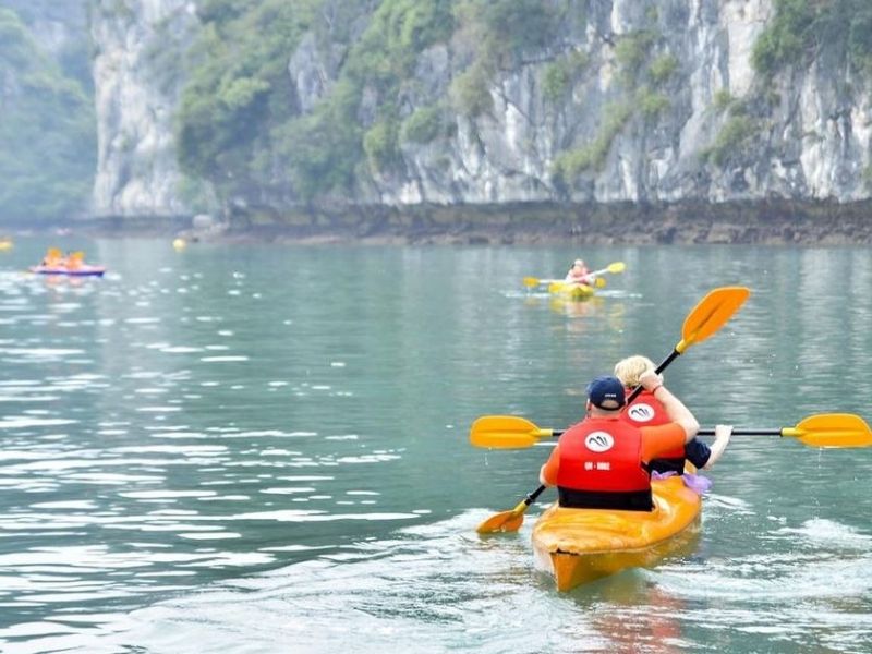 Du khách có thể thoải mái tham gia hoạt động chèo Kayak tại các khu vực được phép hoạt động