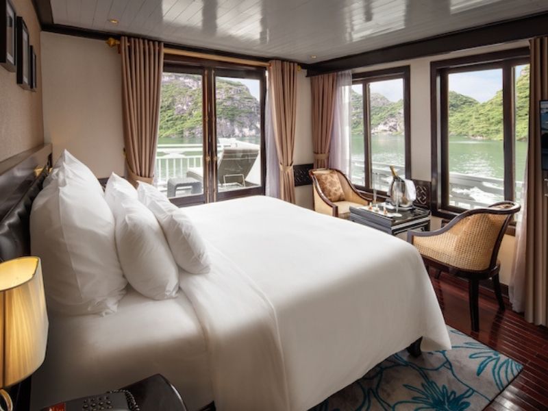 Terrace Suite đại diện cho du thuyền hạng sang tiêu chuẩn với khu vực ban công riêng tư cùng ghế nghỉ tiện nghi.