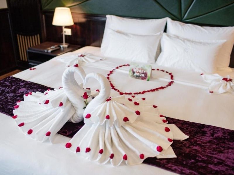 Deluxe Balcony – Nơi bạn có thể tận hưởng trọn vẹn vẻ đẹp của vịnh mỗi sáng thức dậy và mỗi buổi chiều hoàng hôn buông xuống.