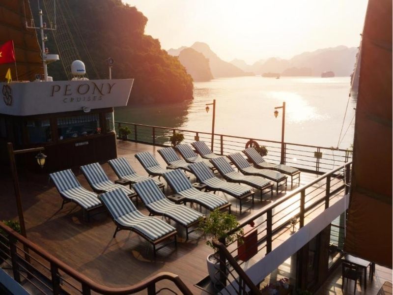 Sundeck ngoài trời rộng rãi mang đến những khoảnh khắc thư giãn đáng nhớ trong hành trình du ngoạn.