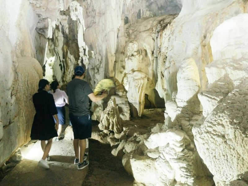 Hành trình tham quan Hang Sáng – Hang Tối là một trong những trải nghiệm đặc sắc khi du ngoạn khu vực Vịnh Lan Hạ.