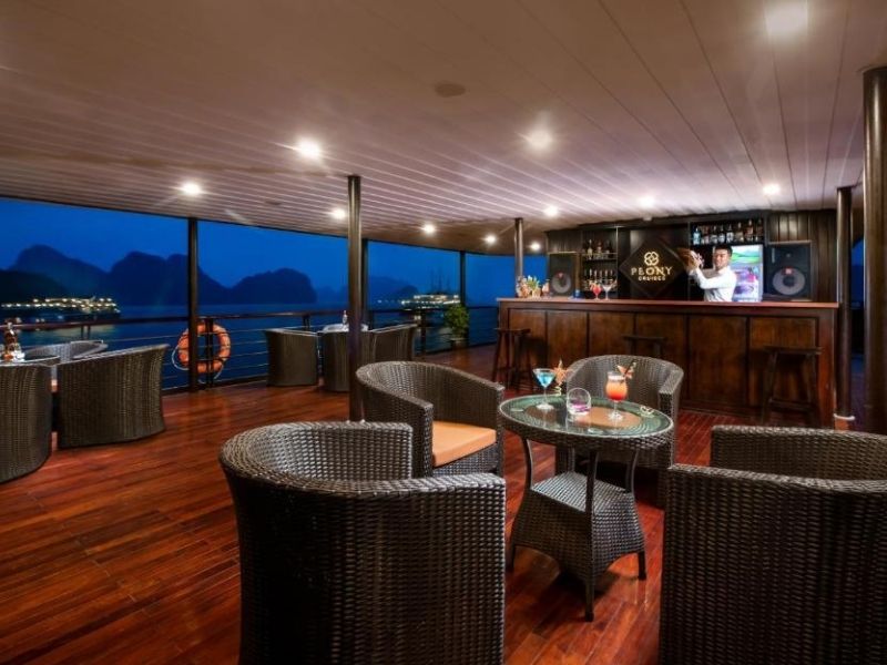 Với đội ngũ bartender chuyên nghiệp và thực đơn đồ uống phong phú sẽ mang lại trải nghiệm nghỉ dưỡng trọn vẹn và đẳng cấp cho mỗi du khách.