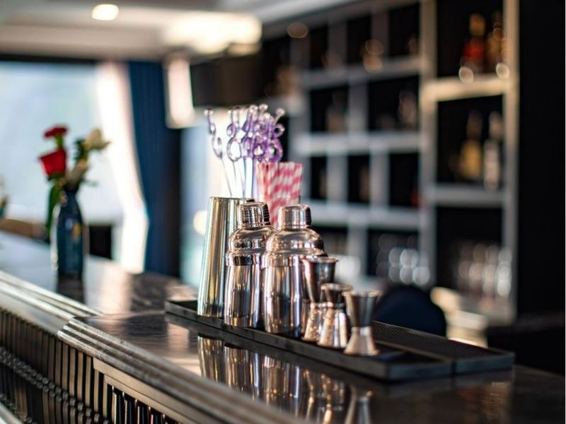 Quầy bar hiện đại phục vụ đa dạng đồ uống, cocktail và rượu vang cao cấp