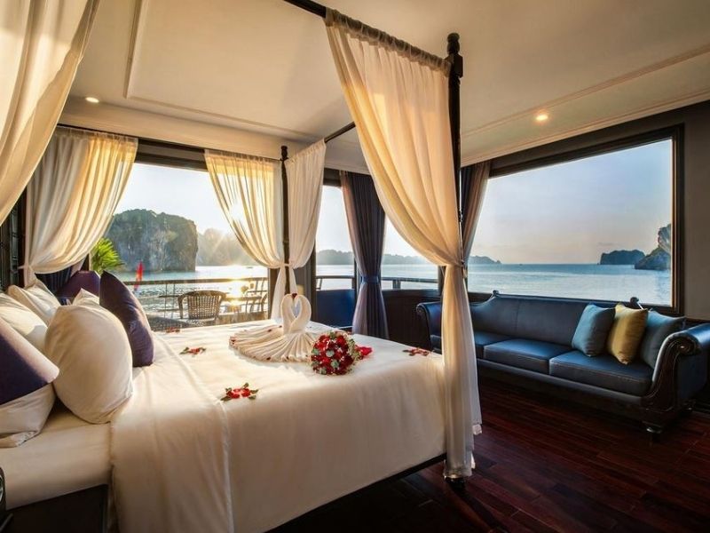 Các cabin rộng rãi, có ban công riêng hướng vịnh giúp du khách dễ dàng tận hưởng khoảnh khắc tuyệt đẹp ngay tại phòng.