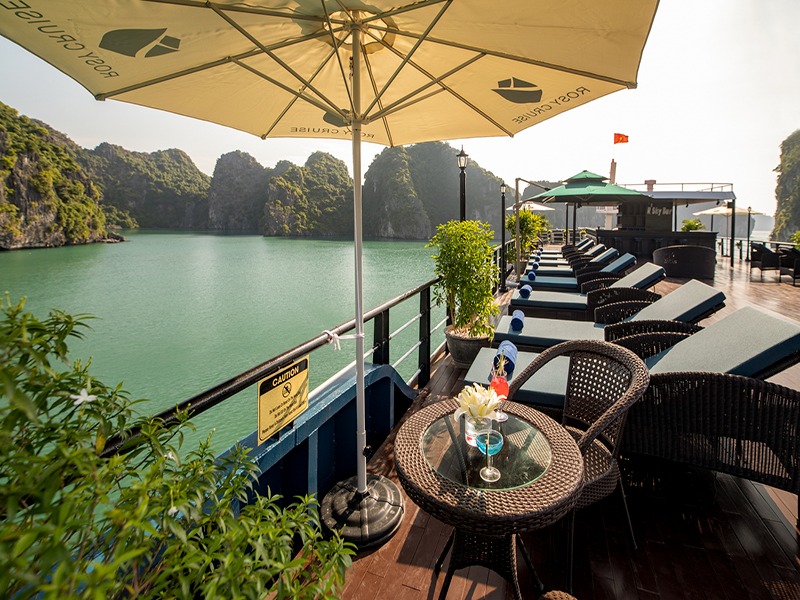 Sundeck ngoài trời giúp du khách ngắm toàn bộ vẻ đẹp của vịnh 
