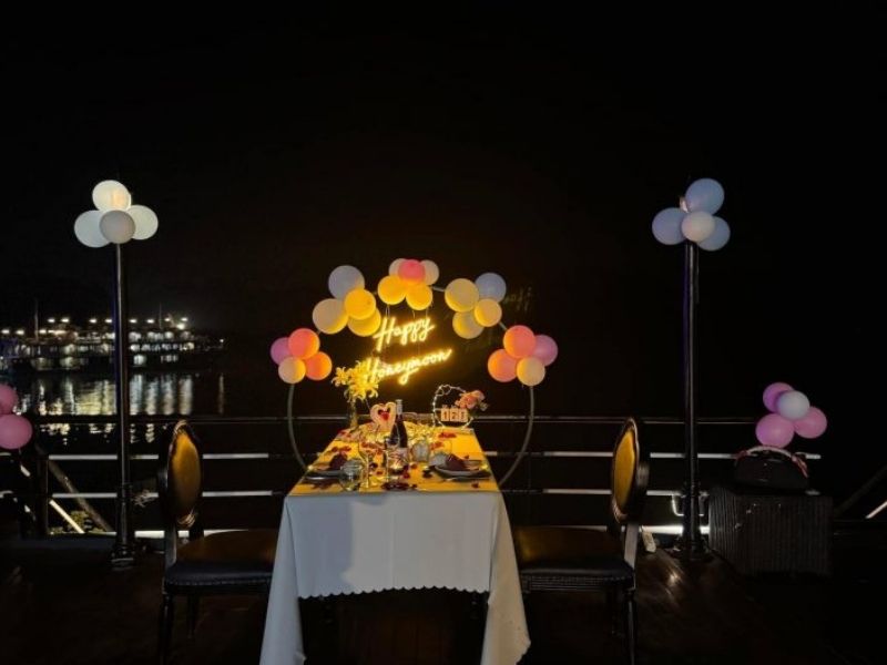 Đội ngũ du thuyền Rosy Cruise luôn sẵn sàng hỗ trợ khách tổ chức lễ kỷ niệm cho cá nhân