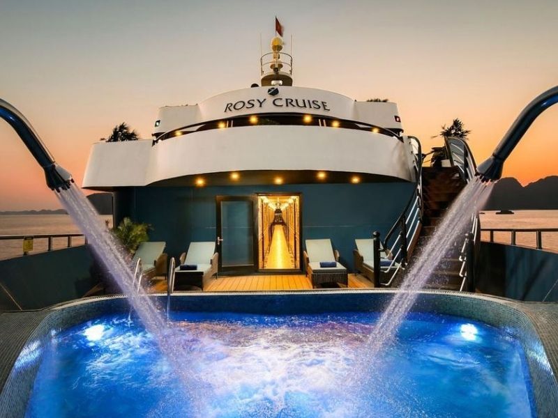 Bể bơi bốn mùa trên sundeck là nơi du khách có thể tắm nắng, ngâm mình thư giãn