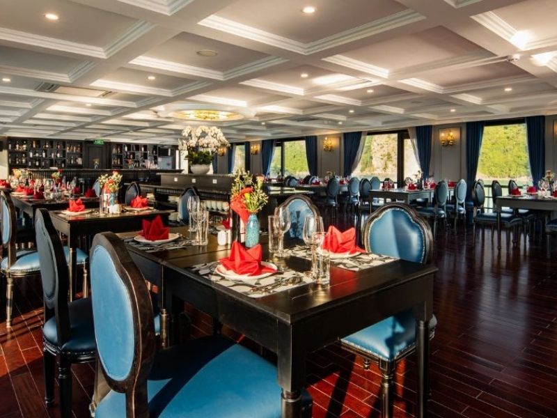 Du thuyền Rosy mang đến hành trình tham quan vịnh Hạ Long – Lan Hạ đẳng cấp giữa thiên nhiên biển đảo.