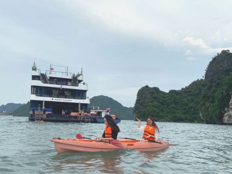 Hoạt động trải nghiệm như chèo kayak mang lại những khoảnh khắc đáng nhớ cho du khách.