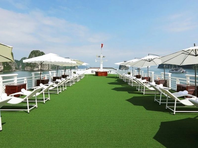 Sundeck tích hợp với sân golf mini độc đáo, mang đến không gian thư giãn thú vị cho du khách.
