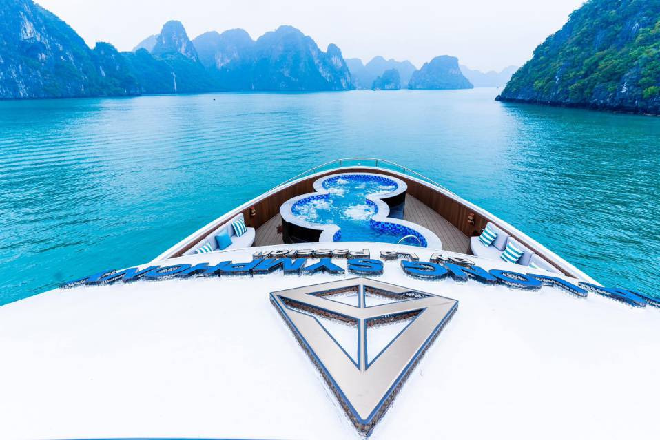 Bể sục Jacuzzi ngoài trời độc đáo giúp du khách thư giãn và ngắm toàn bộ vịnh Hạ Long