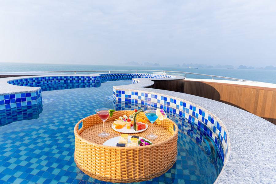 Tiệc trà chiều Sunset Canape lãng mạn trên du thuyền Symphony