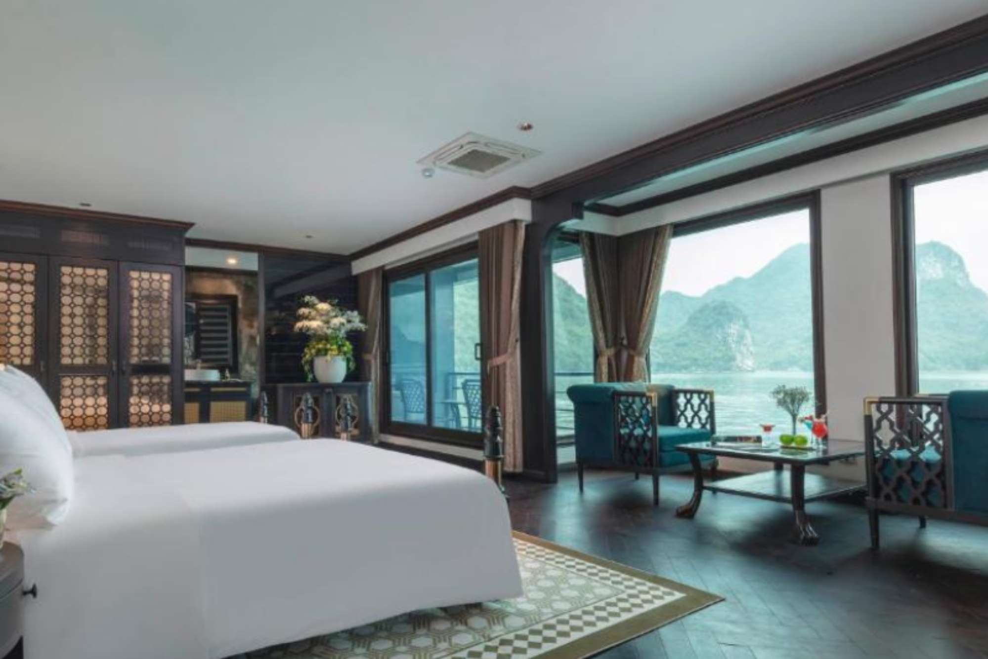 Executive Suite Seaview trên du thuyền Velar of the Sea SẼ mang đến trải nghiệm nghỉ dưỡng đáng nhớ trên vịnh Hạ Long