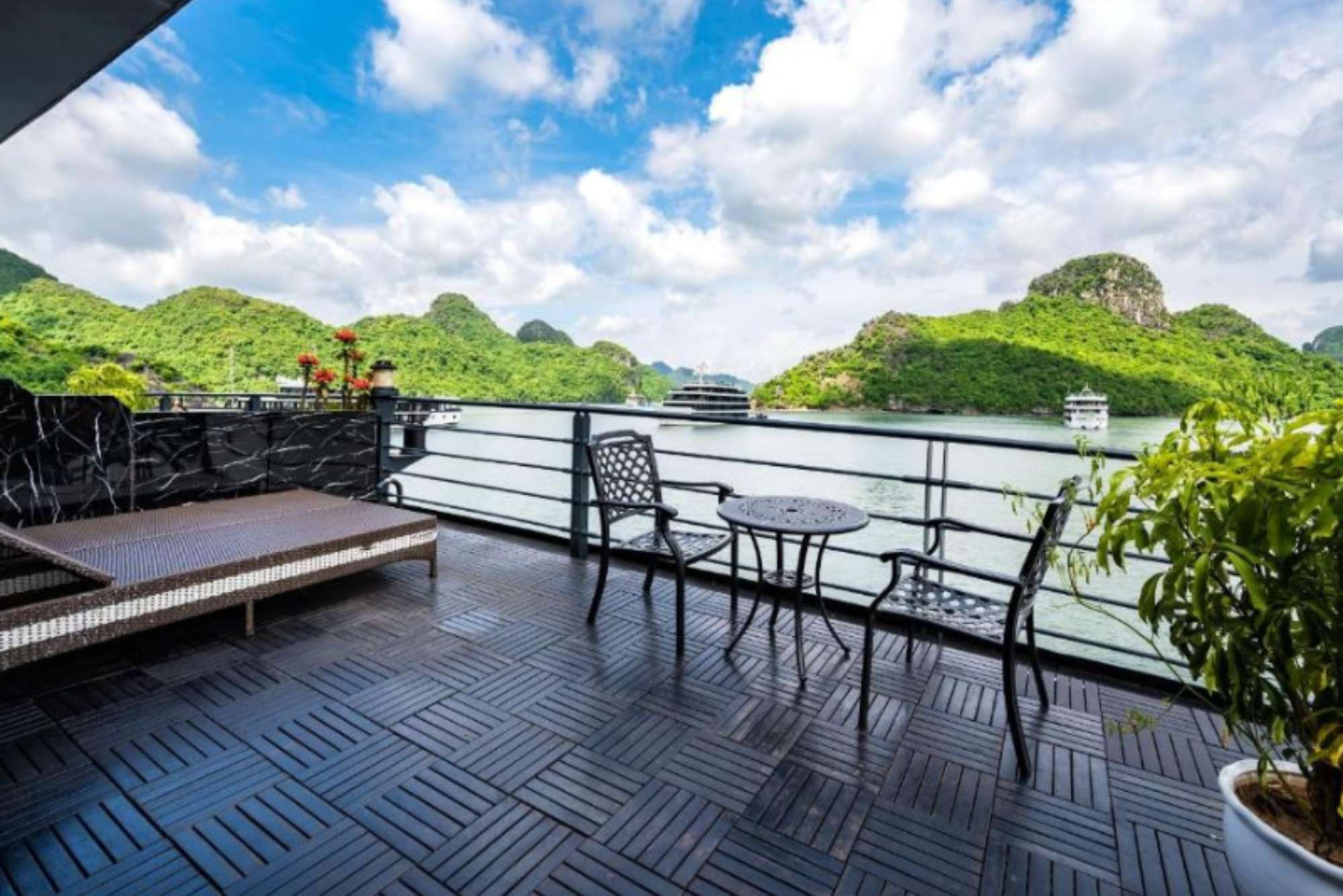 Với không gian riêng tư, dịch vụ cao cấp và nhiều lựa chọn phòng đa dạng, du thuyền đáp ứng nhu cầu của nhiều đối tượng khách hàng.