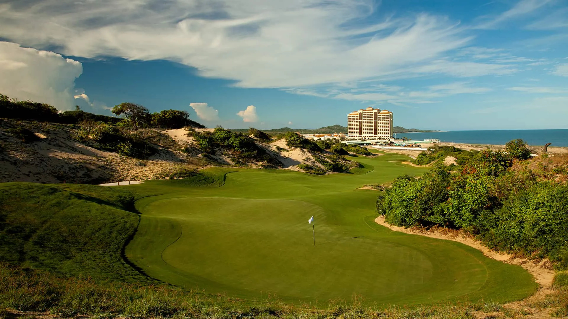 Khám phá địa điểm golf The Bluffs nổi tiếng gần đó