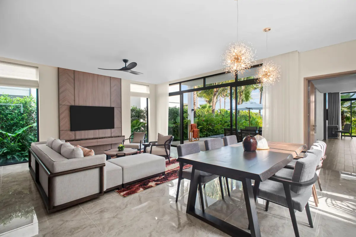 Phòng khách của căn villa rộng lớn cho cả gia đình