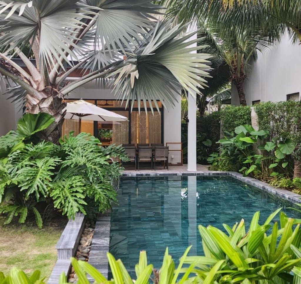 Điểm nhấn là hồ bơi riêng ngoài trời sở hữu làn nước trong vắt