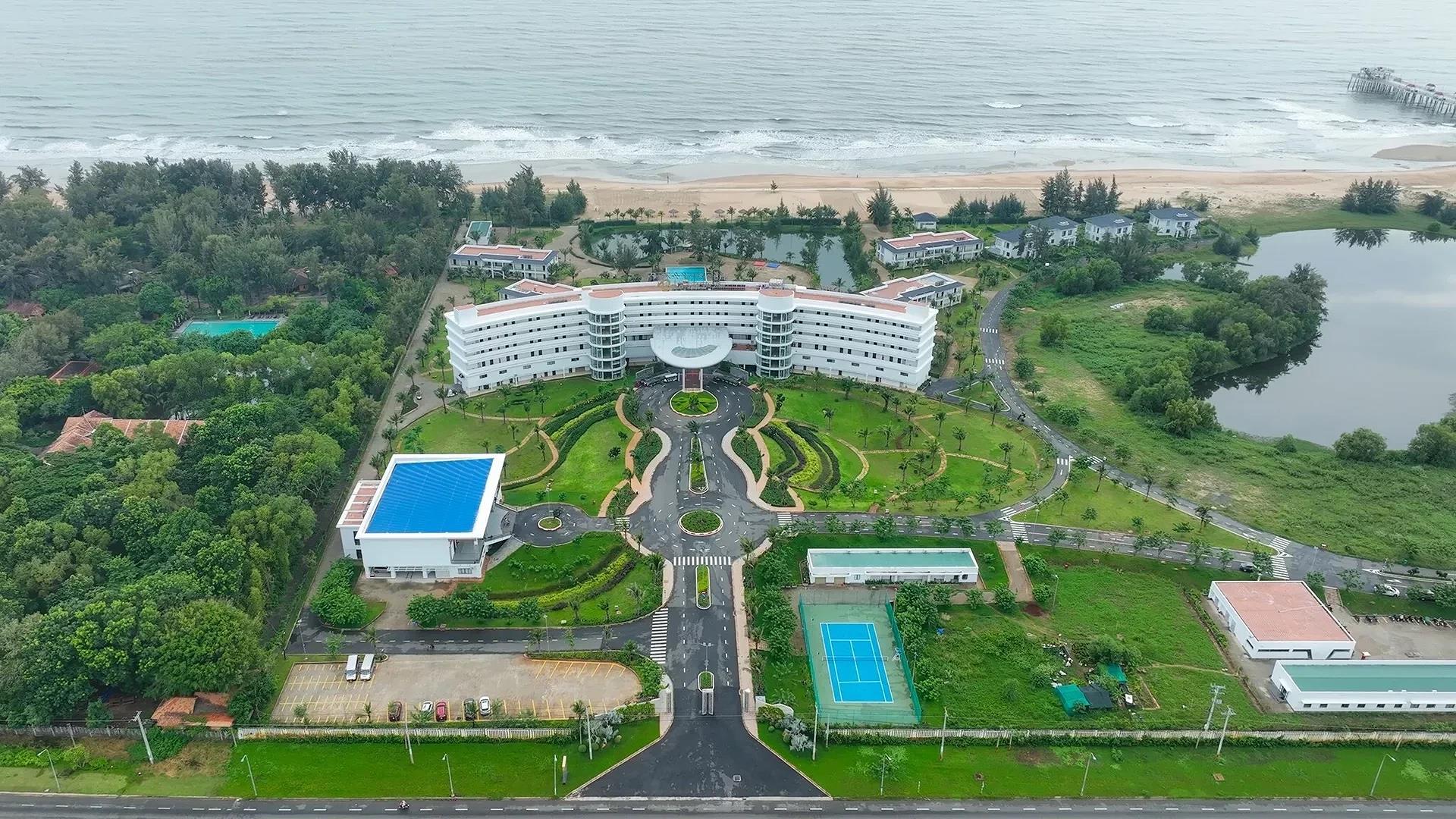 Toàn cảnh tráng lệ nhìn từ trên cao của Emerald Hồ Tràm Resort