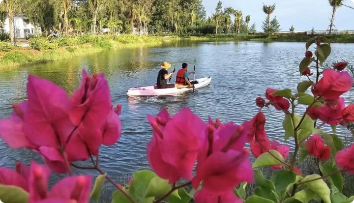 Hoạt động chèo thuyền kayak bên bờ hồ