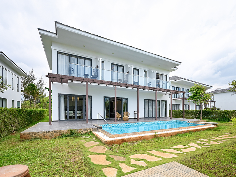 Căn Villa cùng hồ bơi riêng phù hợp cho nhóm bạn hay gia đình đa thế hệ đến nghỉ dưỡng