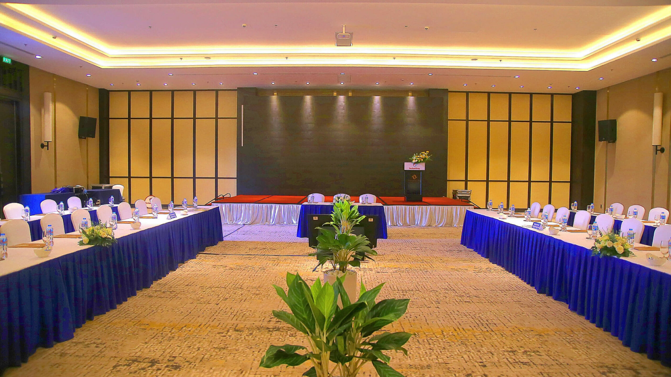 Không gian hội nghị và sự kiện hiện đại phù hợp cho các chương trình doanh nghiệp, tiệc cưới và gala dinner bên biển