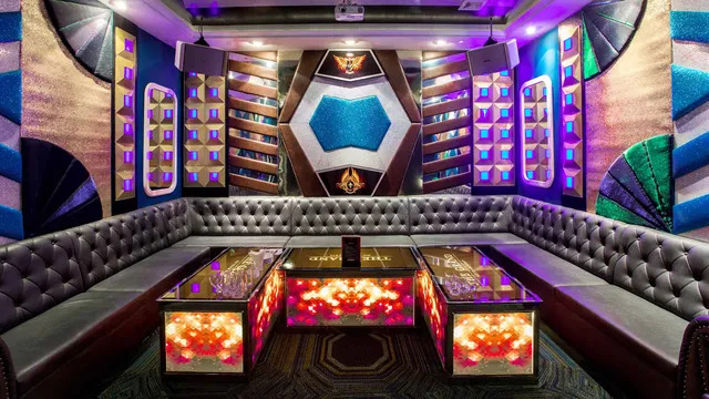 Phòng karaoke trang bị ghế da êm ái cùng hệ thống âm thanh vòm