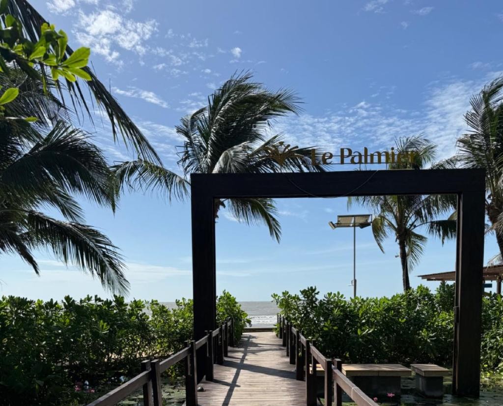 Con đường hướng ra bãi biển riêng thuộc Le Palmier Hồ Tràm