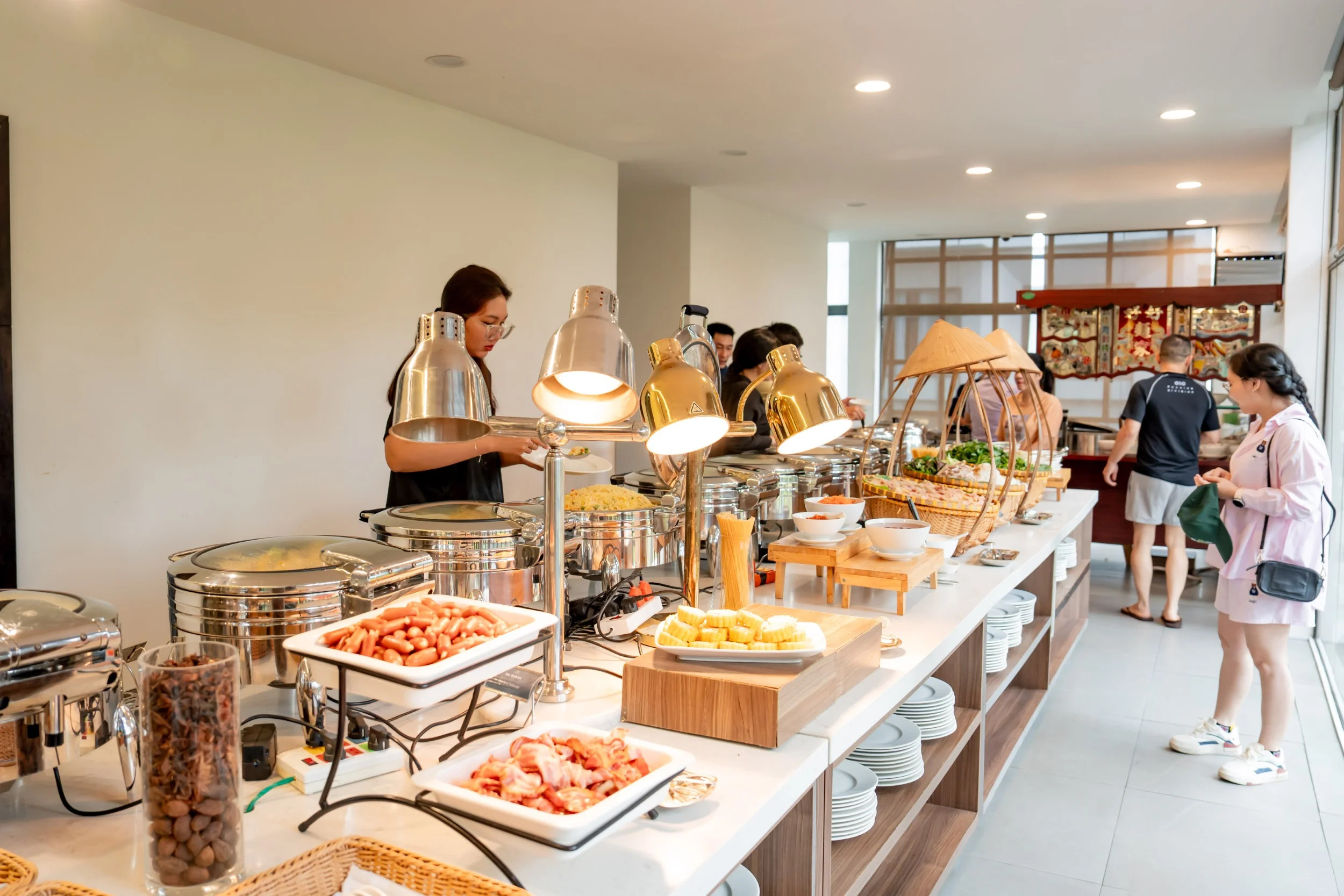 Phục vụ buffet những bữa chính với đa dạng các món ăn