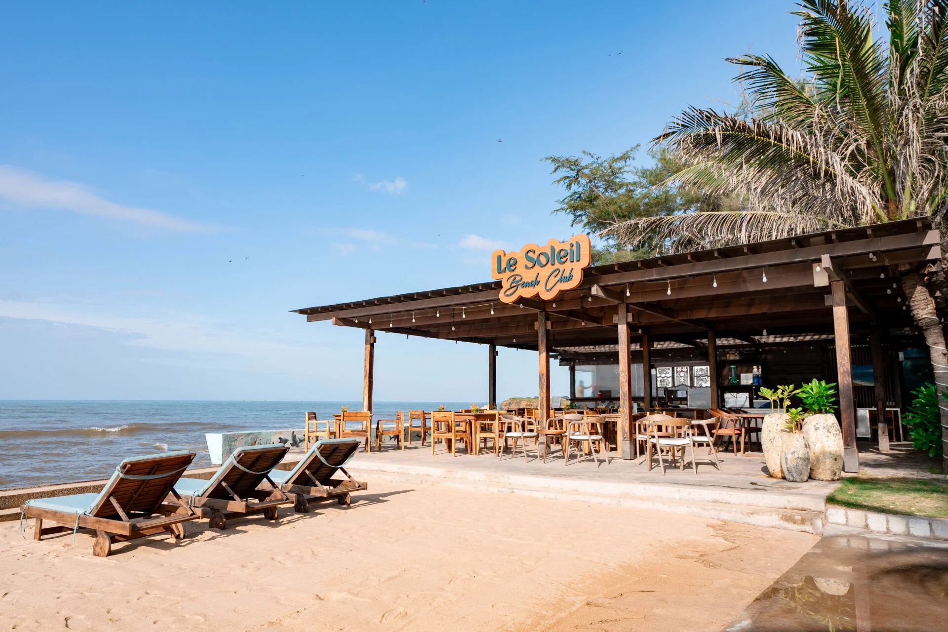 Quầy bar Le Soleil ven biển là nơi lý tưởng để bạn thả mình trên những chiếc ghế lười