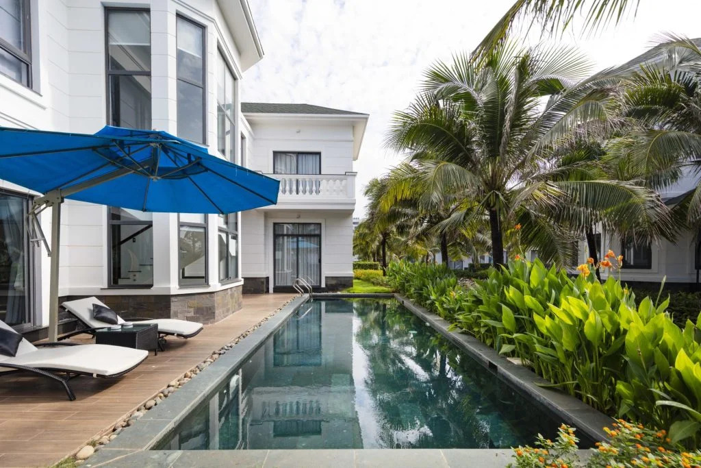 Khu vực hồ bơi riêng tư của biệt thự dành cho gia đình