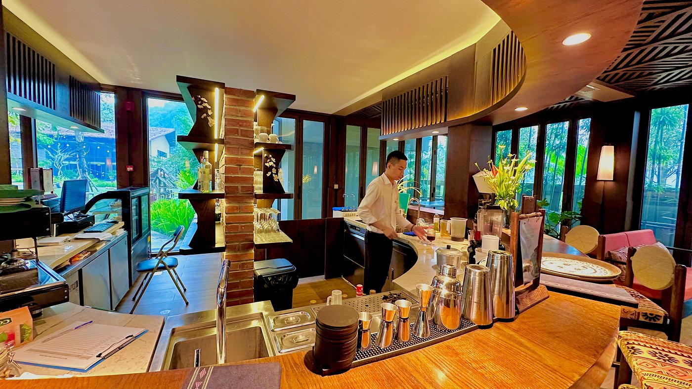 Nhà hàng sở hữu thực đơn gọi món tinh tế, nơi tôn vinh những món ăn đặc sản Hòa Bình