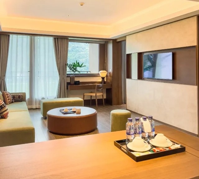 Master Suite sở hữu không gian sinh hoạt rộng lớn có phân khu phòng khách nhỏ