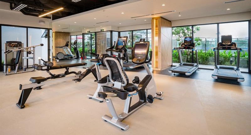 Phòng gym được trang bị đầy đủ các dòng máy chạy bộ và thiết bị cardio cao cấp