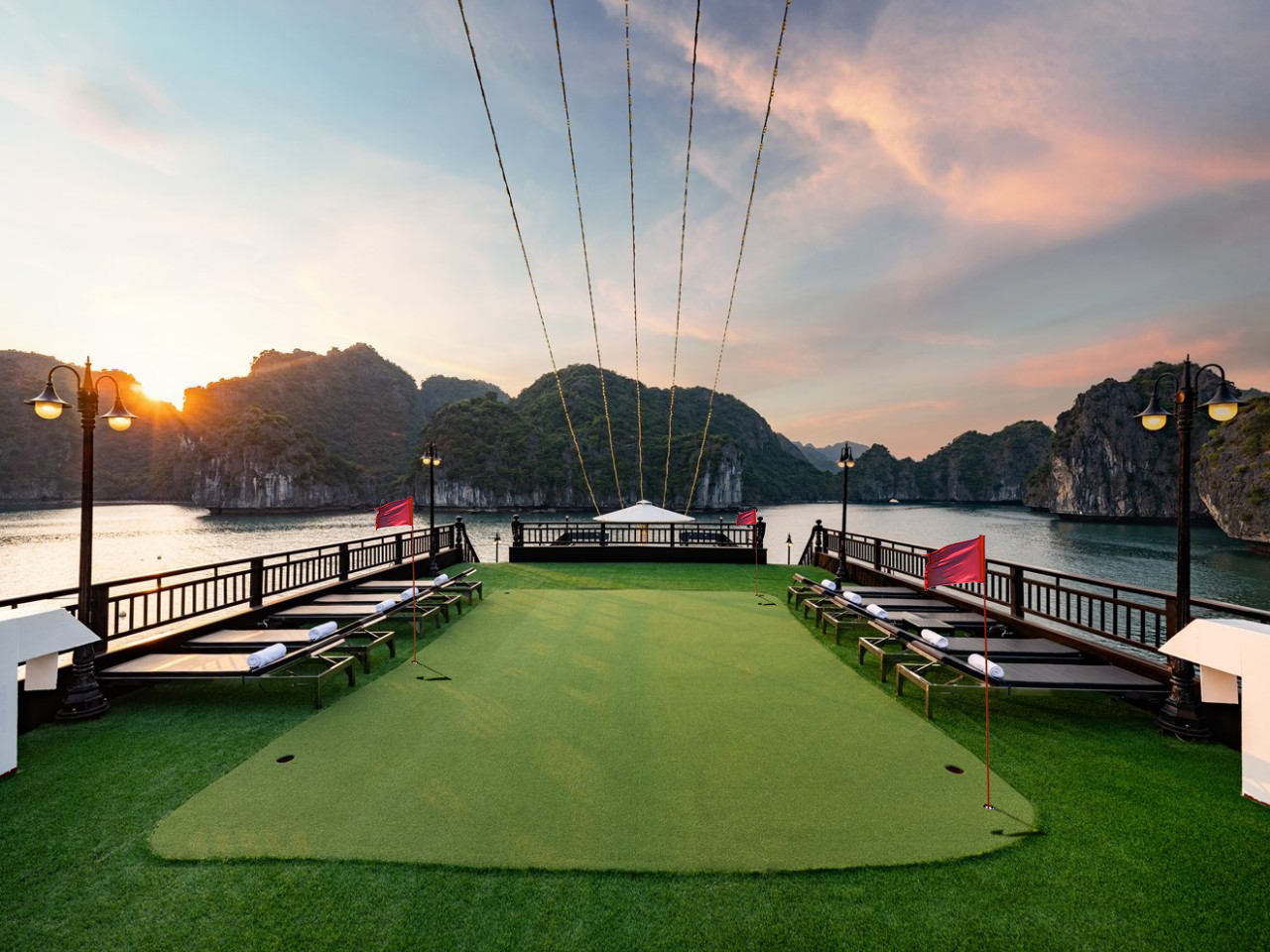 Sundeck và mini golf được tích hợp với nhau trên sân thượng