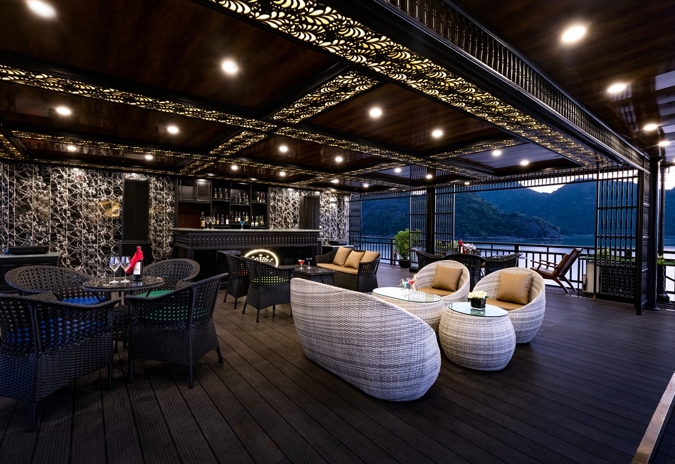 Quầy bar ngoài trời là điểm hẹn lý tưởng để tận hưởng không khí biển trời trong lành và những khoảnh khắc hoàng hôn ấn tượng